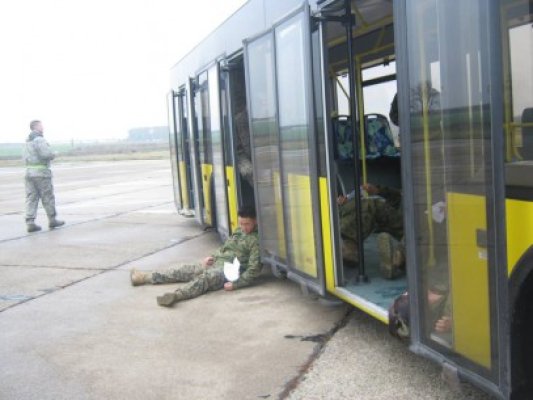 Militarii americani au simulat un accident la Aeroportul Kogălniceanu - vezi imagini